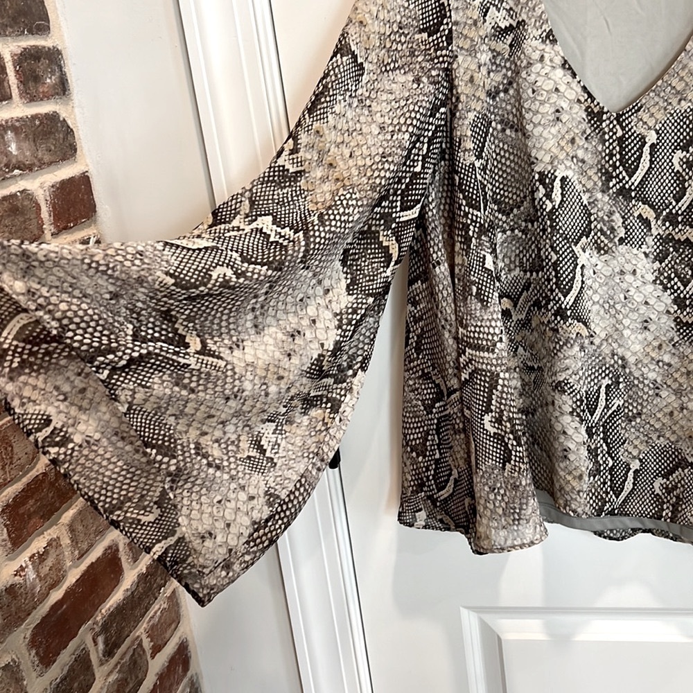 Show Me Your MuMu Long Sleeve Reptile Snake Print Blouse Bell Sleeve Deep V Neck - Picture 5 of 12